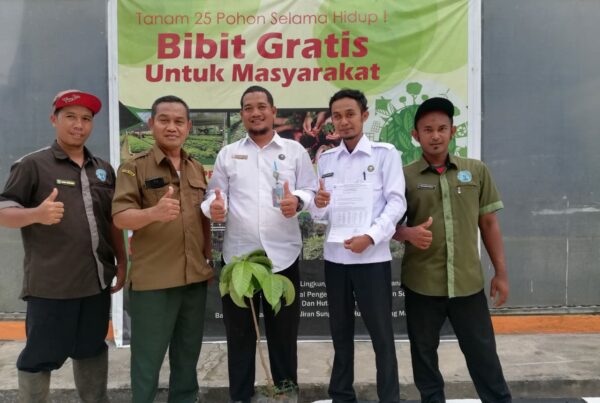 SERAH TERIMA BIBIT PENGHIJAUAN-BARETA