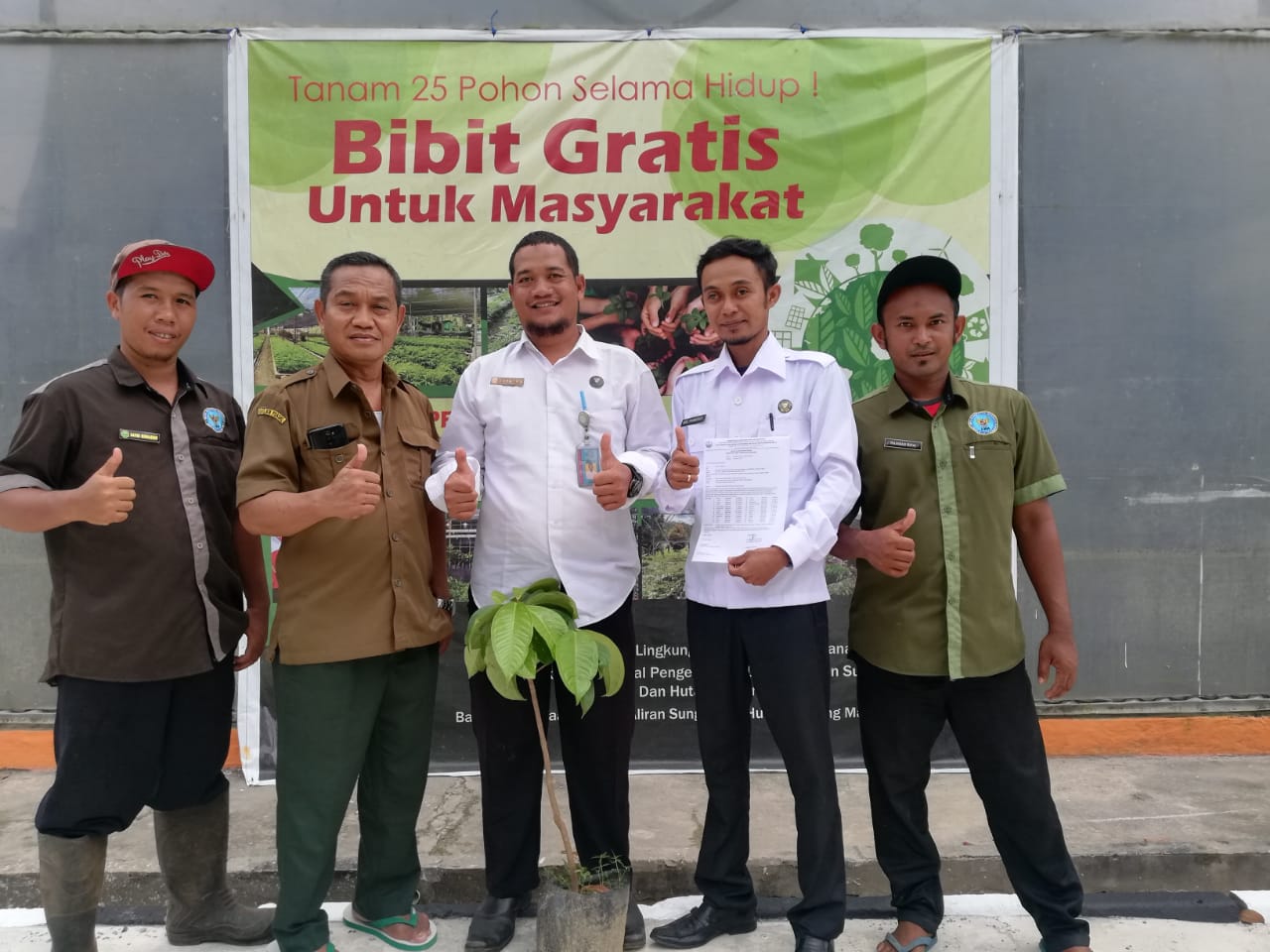 SERAH TERIMA BIBIT PENGHIJAUAN-BARETA SERAH TERIMA BIBIT PENGHIJAUAN-BARETA