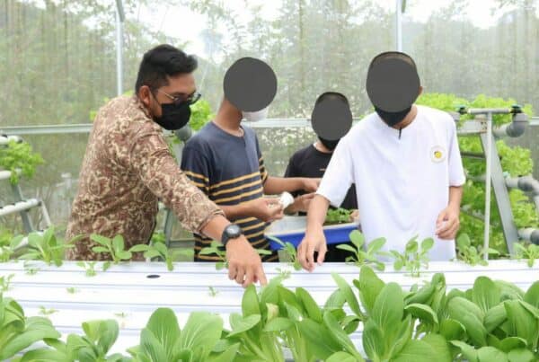 KLIEN ADOLESCENT BELAJAR CARA HIDROPONIK