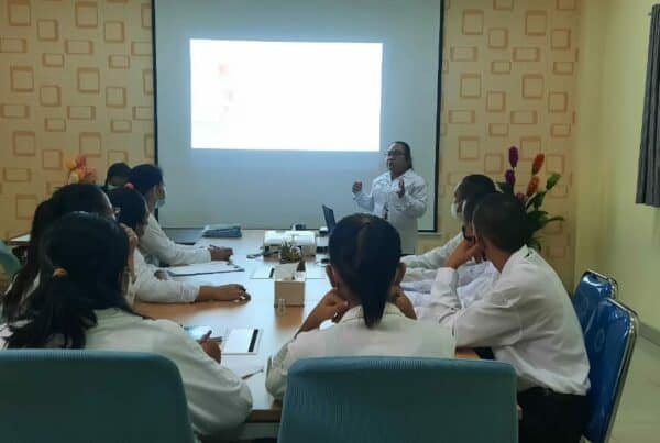 TIM MEFP BERIKAN MATERI HEALTHY CLASS: HEMORRHOID