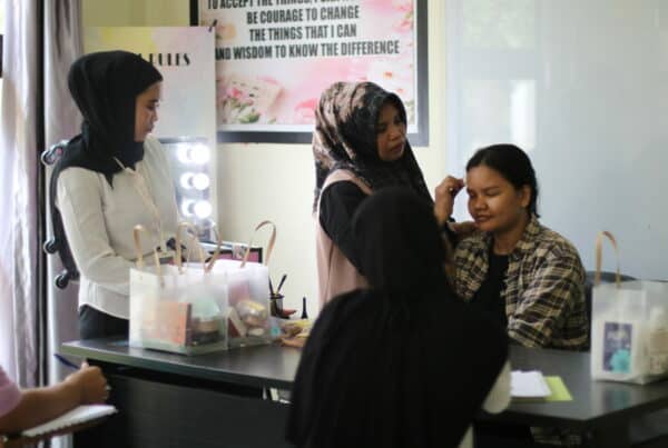 KLIEN FEMALE MENGIKUTI KELAS VOKASI TATA RIAS BERSAMA SALON IIN
