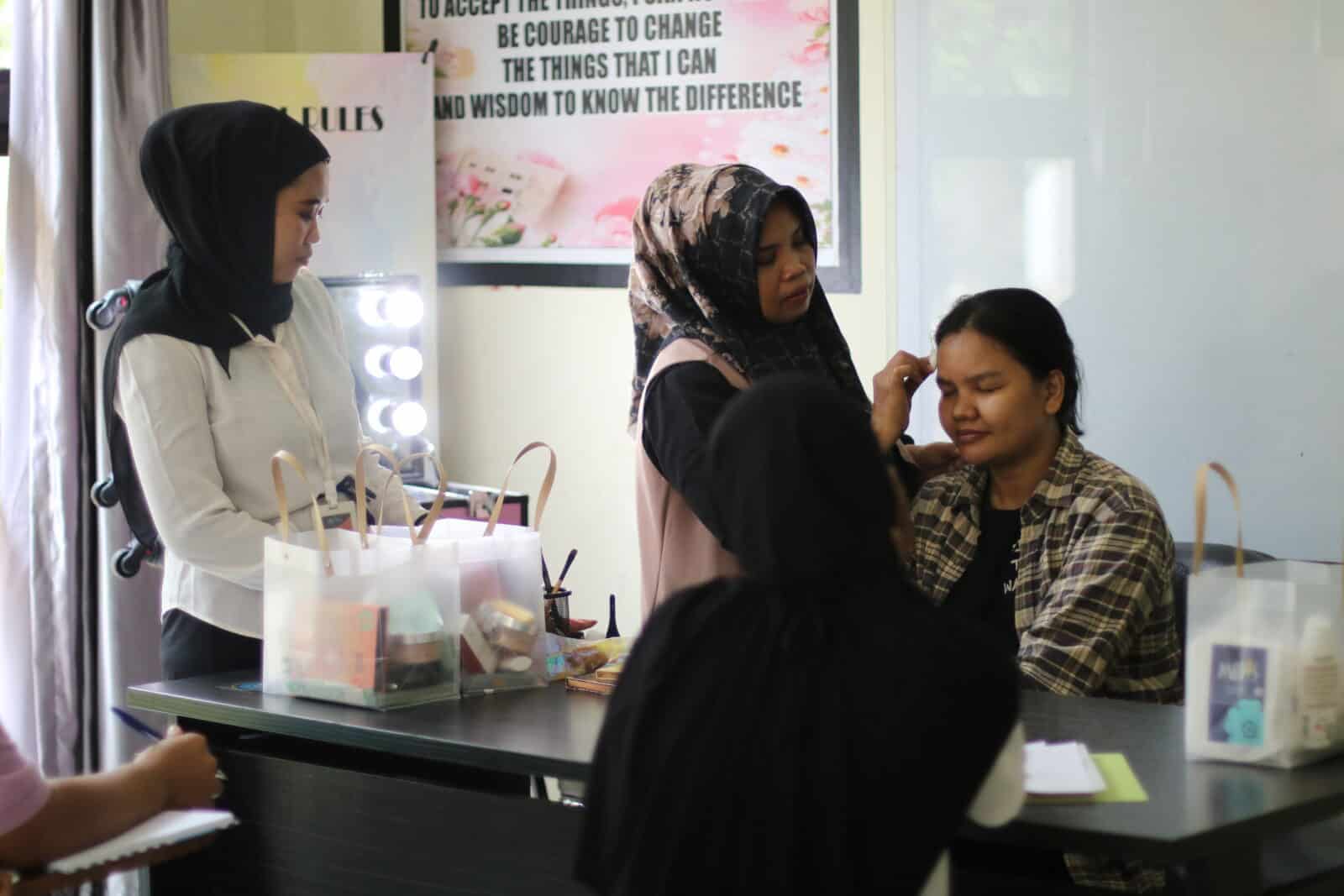 KLIEN FEMALE MENGIKUTI KELAS VOKASI TATA RIAS BERSAMA SALON IIN KLIEN FEMALE MENGIKUTI KELAS VOKASI TATA RIAS BERSAMA SALON IIN