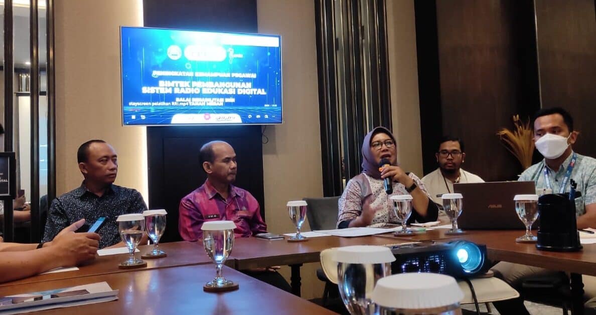 BARETA GELAR BIMTEK PEMBANGUNAN SISTEM RADIO EDUKASI DIGITAL BARETA GELAR BIMTEK PEMBANGUNAN SISTEM RADIO EDUKASI DIGITAL