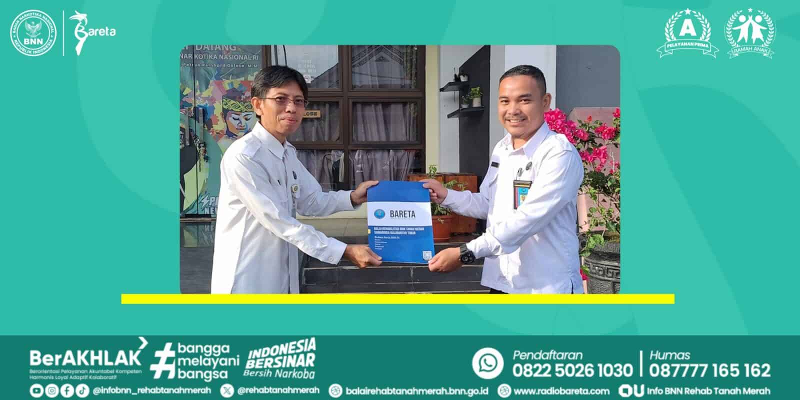 KASUBBAG TATA USAHA SERAHKAN PENGHARGAAN BEST EMPLOYEE BERDASARKAN KUALITAS PELAYANAN TERBAIK KEPADA MASYARAKAT BEST EMPLOYEE BERDASARKAN PELAYANAN TERBAIK KEPADA MASYARAKAT