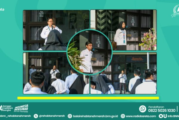 Pada apel pagi di Balai Rehabilitasi BNN Tanah Merah, diadakan sosialisasi Zona Integritas oleh Kasubbag Tata Usaha dan Pokja. Pokja 2 membahas keterbukaan informasi publik, Pokja 4 menekankan akuntabilitas, dan Pokja 5 memperkuat pengawasan. Diharapkan pegawai mendukung terciptanya balai yang bersih, transparan, dan akuntabel.